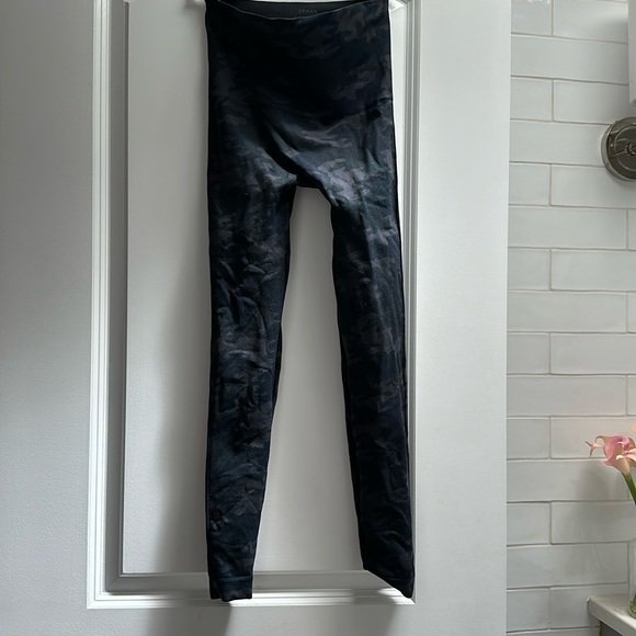 Spanx women’s camo leggings - Picture 3 of 5